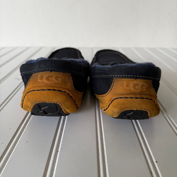 UGG Ascot Slippersen’s Boys size 7 Navy Blue & tan indoor outdoor moccasins main image 9